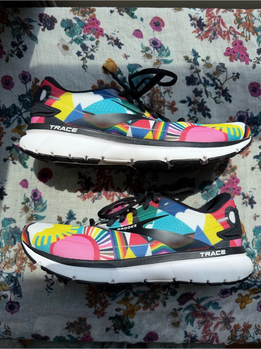 Brooks Trace 2 Lisa Congdon Rainbow Running Shoes Women’s 9 - Picture 3 of 8
